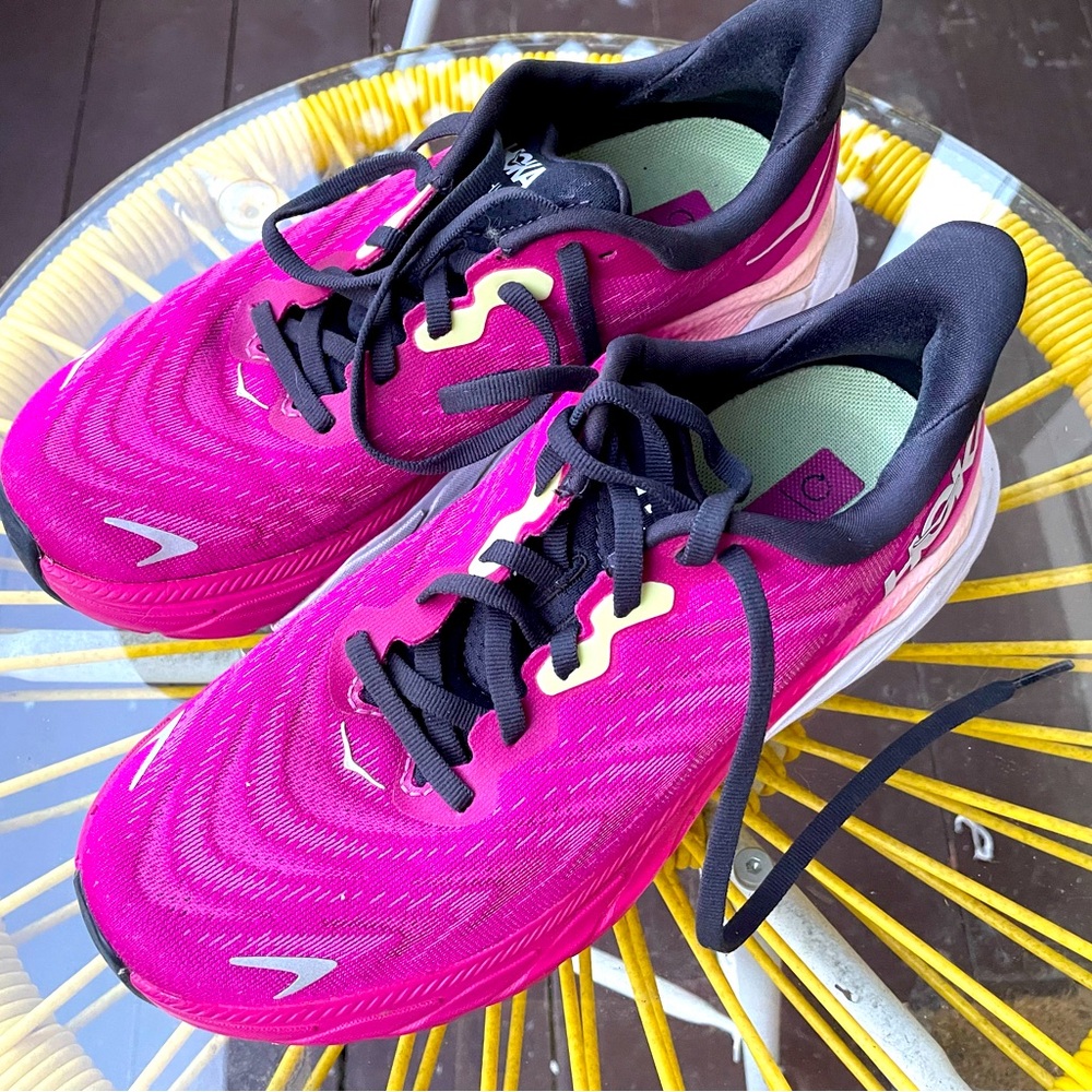 Hoka Arahi shoes in festival fuchsia GUC